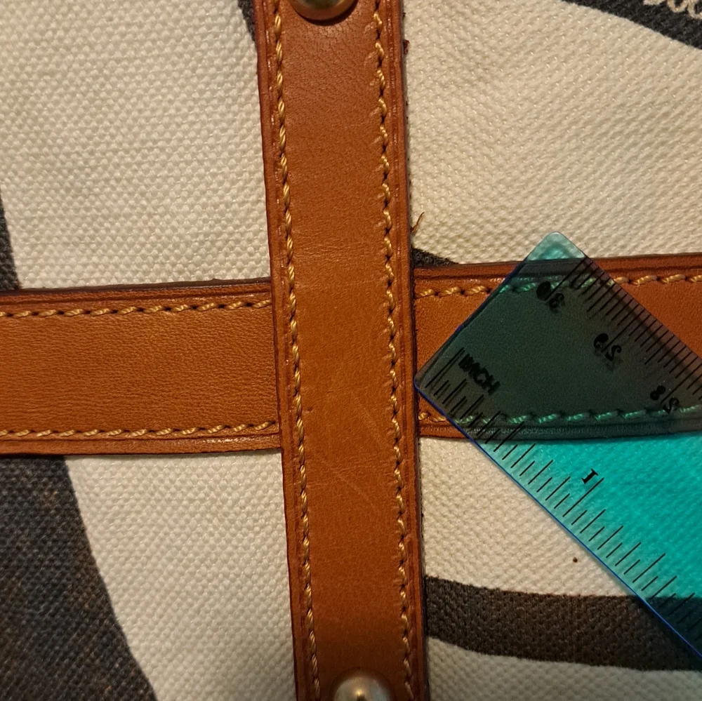 Dooney & Bourke chic d&b